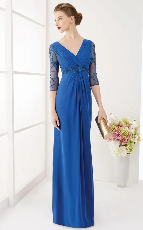 Vestido de fiesta largo de gasa fruncida con escote en V, mangas cortas y corte recto, con joyas y abalorios en la cintura.