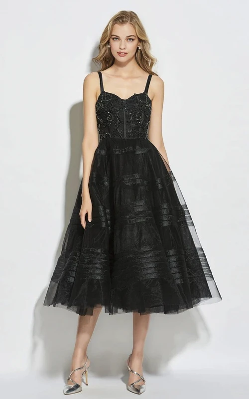 Robe vintage mignonne à bretelles, coupe trapèze, longueur thé, avec baleines, décolleté en cœur et perles.