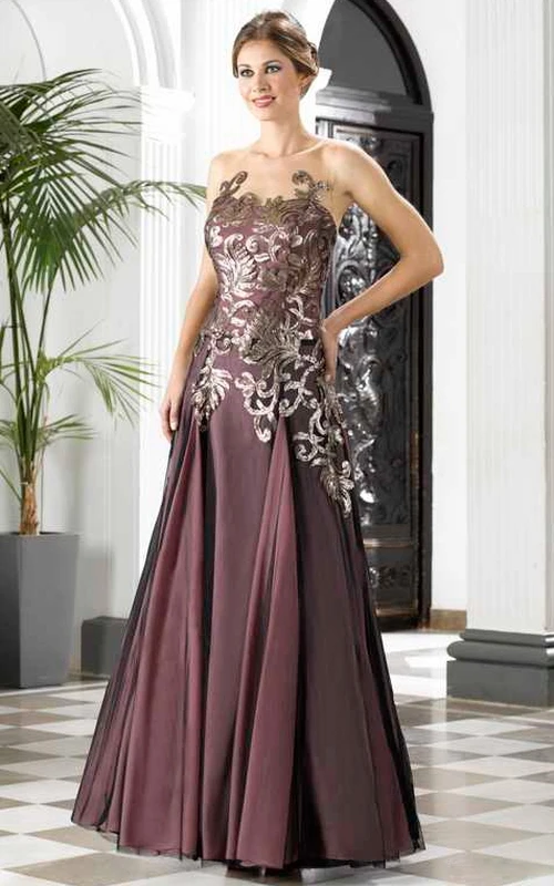 Ärmelloses, a-linienförmiges Maxi-Abendkleid mit Applikationen, Falten und tiefem V-Ausschnitt am Rücken.