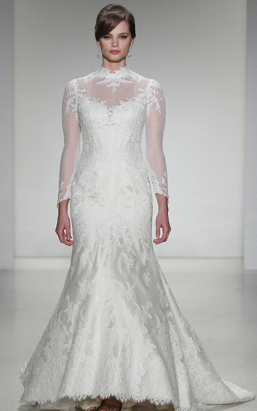 Vestido de novia maxi de encaje con cuello alto, mangas largas y corte trompeta, con apliques y efecto ilusión.