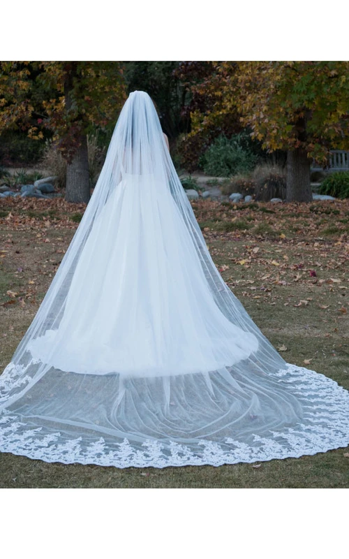 Voile de mariée simple épaisseur avec longue traîne et bordure en dentelle