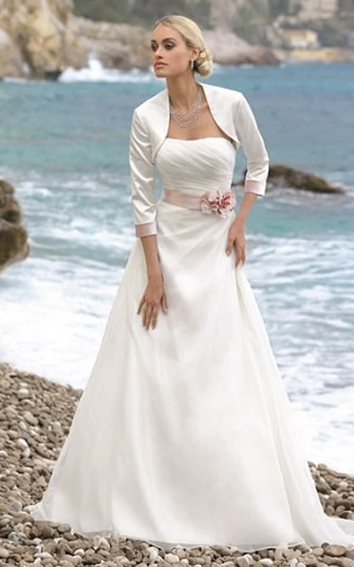A-Linien-Brautkleid aus Tüll und Satin mit 3-4 Ärmeln, drapiertem, langem, trägerlosem Saum, Blumenmuster und Cape.