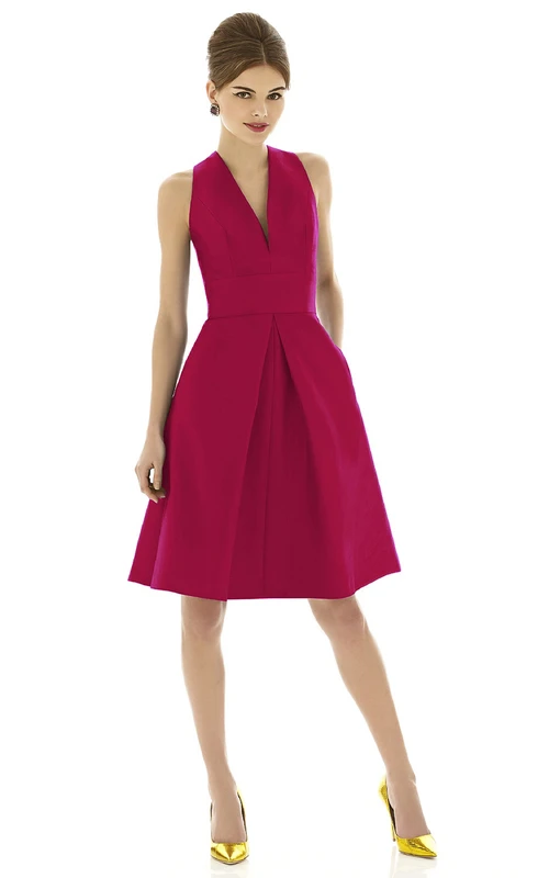 Vestido sin mangas de corte A con escote en V.