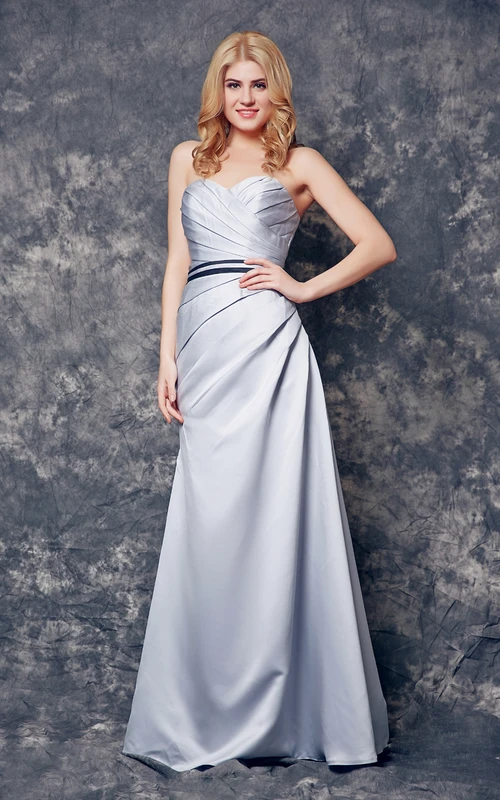 Vestido largo de satén estilo imperio con escote corazón y fruncido.