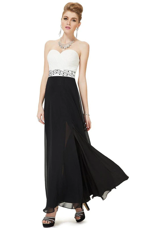 Chiffonkleid mit herzförmigem Herzausschnitt, Falten und Perlenstickerei