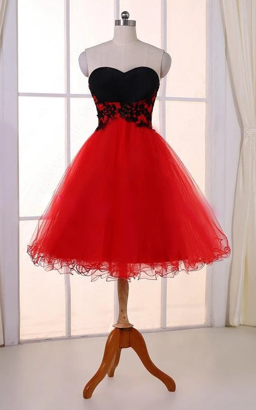 Vestido de tul hasta la rodilla con escote corazón y apliques.