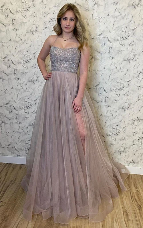 Robe de bal vaporeuse à fines bretelles, longue jusqu'au sol, sans manches, ornée de sequins et de fronces.
