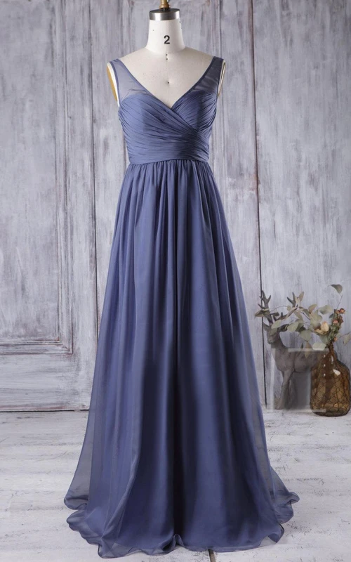 Vestido largo de gasa plisado con escote en V y espalda en V, corte en A, con cola de cepillo.