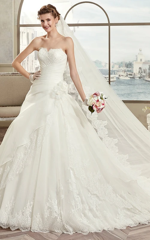 Brautkleid in A-Linie mit herzförmigem Ausschnitt, Taillenbandage und asymmetrischen Rüschen