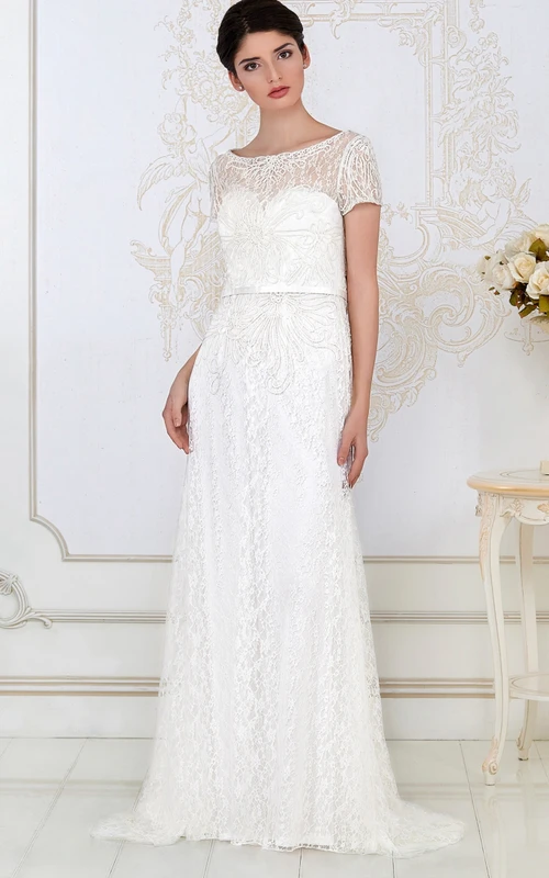 Robe de soirée longue en dentelle à encolure bateau, manches courtes et traîne.