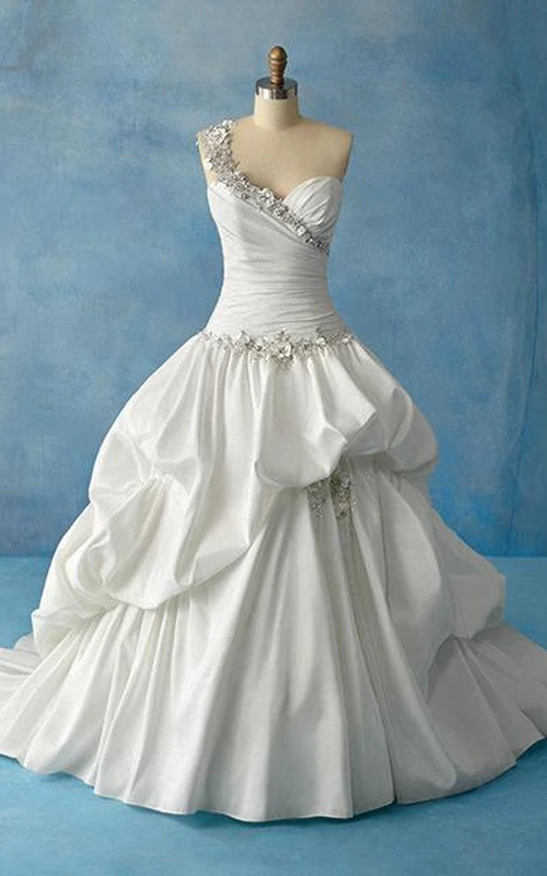 Robe en taffetas de satin à plis asymétriques et découpe en forme de goutte, arrivant au genou