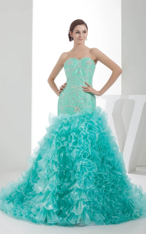 A-Linien-Kleid mit Rüschen und herzförmigem Ausschnitt und juwelenbesetztem Oberteil
