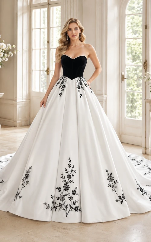 Schwarzes, trägerloses Ballkleid aus Satin mit floralen Applikationen und Schleppe – Brautkleid für festliche Anlässe