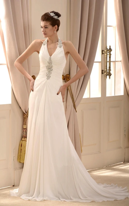 Elegantes vestidos de novia de gasa con escote halter, corte en A y largos hasta el suelo con pliegues.