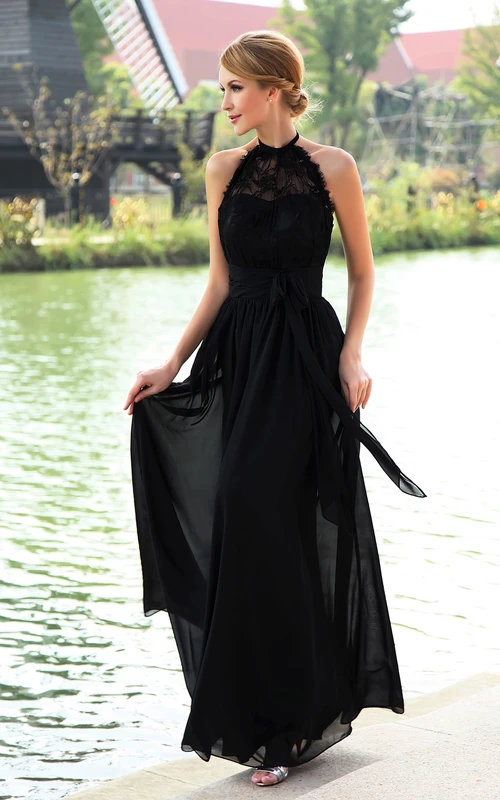 Vestido largo de gasa sin tirantes con cuello alto y escote halter.