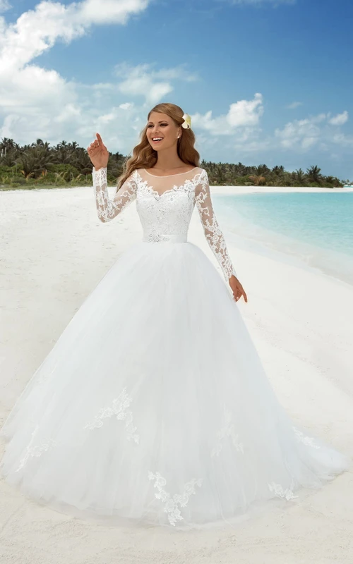 Robe de bal longue jusqu'au sol, col bateau, manches t-shirt, en tulle illusion ornée de perles et d'appliques