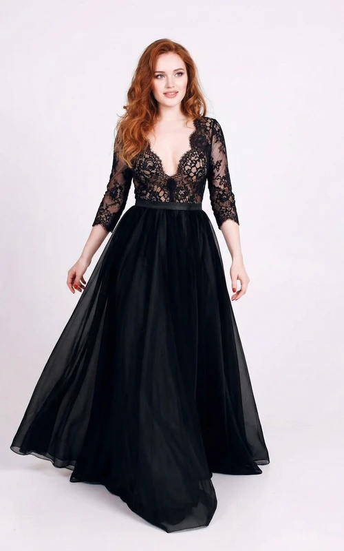 Schwarzes Kleid mit 3/4-Ärmeln, V-Ausschnitt und Spitzenapplikationen