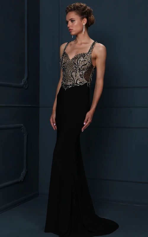Vestido de noche largo de jersey con cuentas, cola y tirantes.
