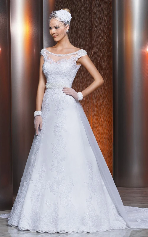 Wunderschönes A-Linien-Brautkleid mit Schleppe, verziert mit Spitzenapplikationen und einer eleganten Schleppe