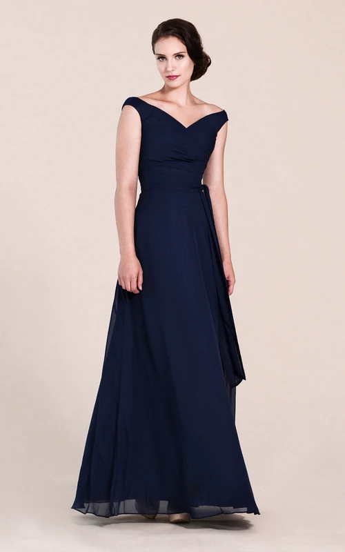 Schulterfreies A-Linien-Chiffonkleid mit V-Ausschnitt am Rücken