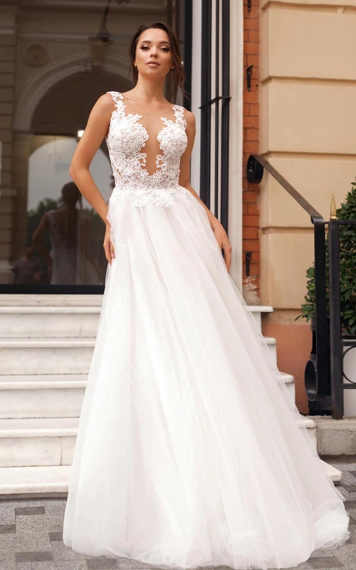 Vestido de novia moderno de corte A con tul y encaje, cola larga y fruncido.