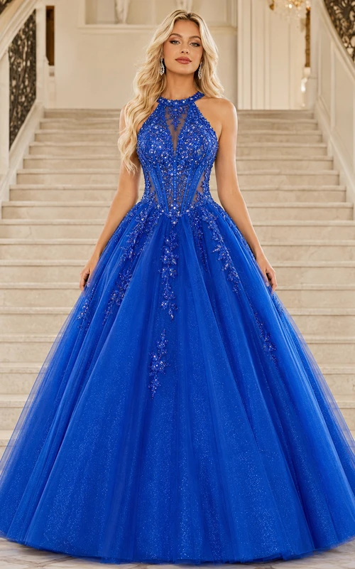 Vestido de quinceañera largo hasta el suelo, sin mangas, con cuello halter, tul, apliques de encaje y pedrería, de color azul rey.