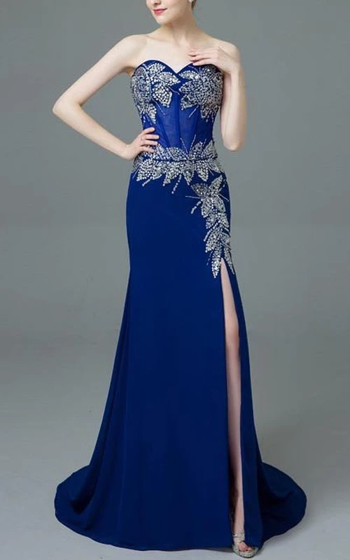 Robe de bal trapèze à décolleté cœur, ornée de perles et de sequins, fendue sur le devant