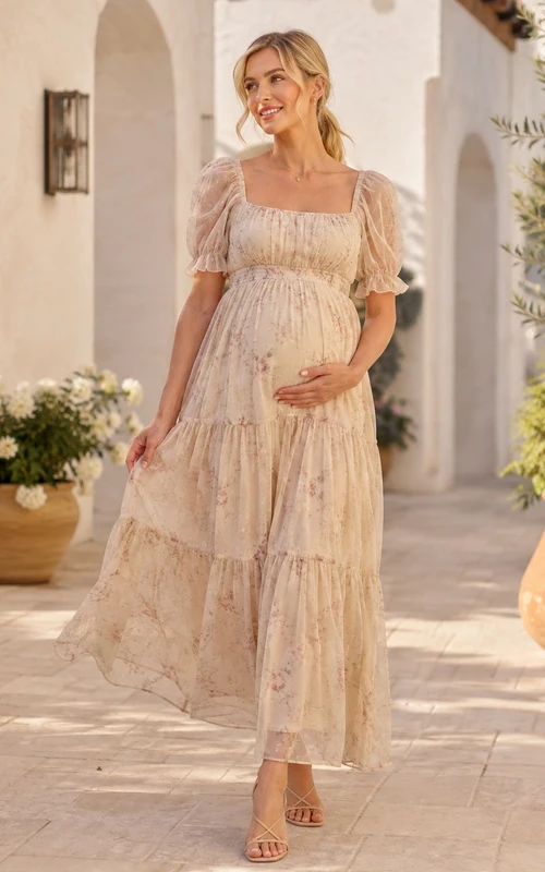Rosa Umstandskleid aus Chiffon mit eckigem Ausschnitt, kurzen Ärmeln und Stufenrock, bodenlang