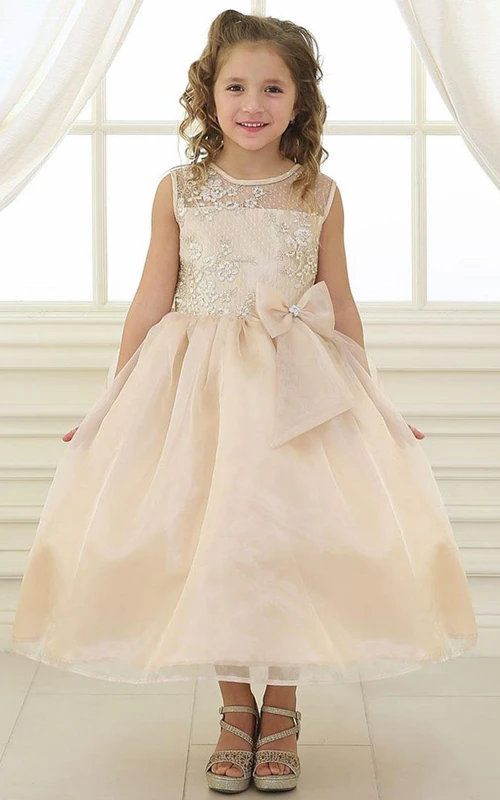 Robe de demoiselle d'honneur mi-longue en dentelle florale et organza avec nœud et effet illusion