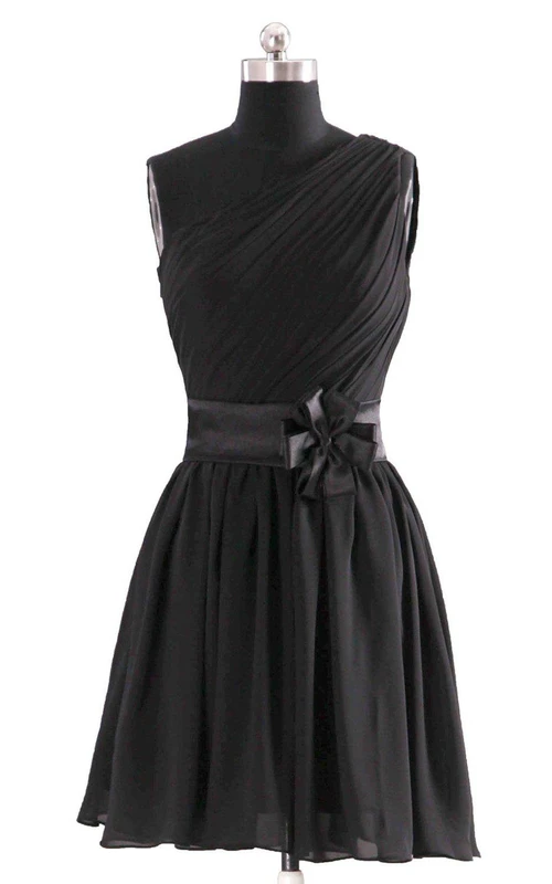 Vestido corto moderno de un solo hombro con cinturón floral.