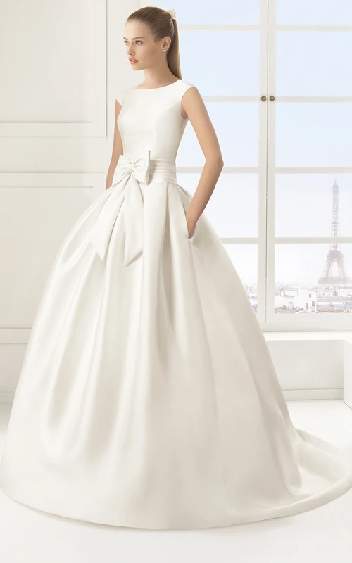 Robe de bal angélique en satin sans manches avec ceinture à nœud