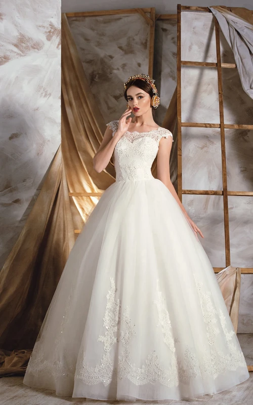 Robe de mariée longue en organza de coupe trapèze, avec corsage en dentelle et appliques