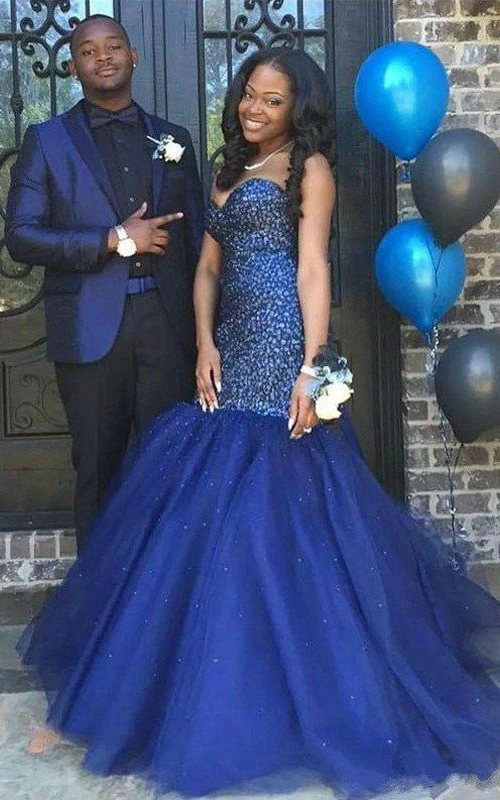 Vestido de sirena con escote corazón, tul, lentejuelas, sin mangas, corsé con cordones en la espalda y corte trompeta.