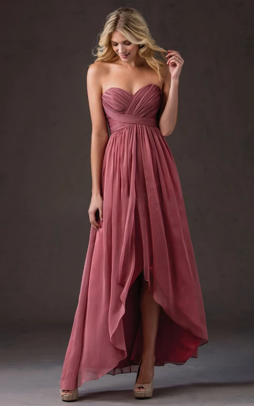 Vestido de corte A asimétrico con escote corazón y volantes cruzados.