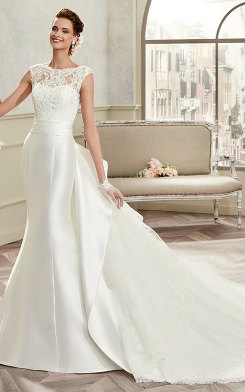 Brautkleid aus Satin mit Rundhalsausschnitt, kurzen Ärmeln, abnehmbarer Schleppe und Rückenschleife