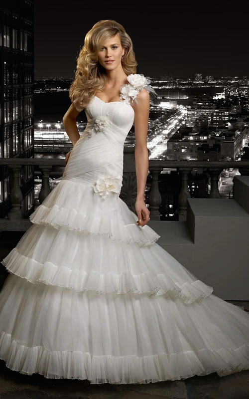 Vestido de tul largo hasta el suelo con un solo hombro, sin mangas, con espalda tipo corsé, volantes y flores.