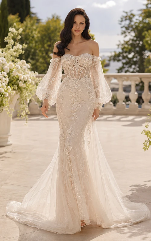 Robe de mariée sirène en dentelle diaphane, épaules dénudées, manches gigot, traîne chapelle, applications florales, style bal