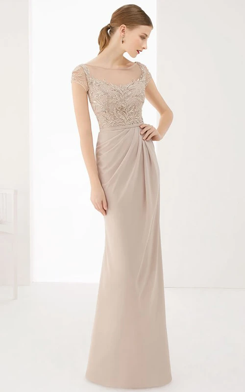 Vestido largo de fiesta de gasa con escote ilusión, mangas cortas, botones en la espalda y aberturas.