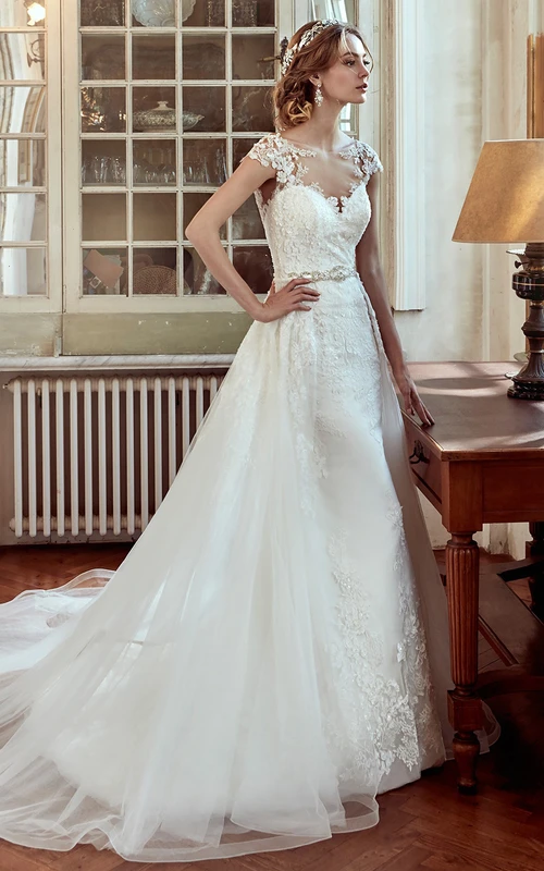 Brautkleid mit Rundhalsausschnitt, kurzen Ärmeln und Perlenbesatzgürtel