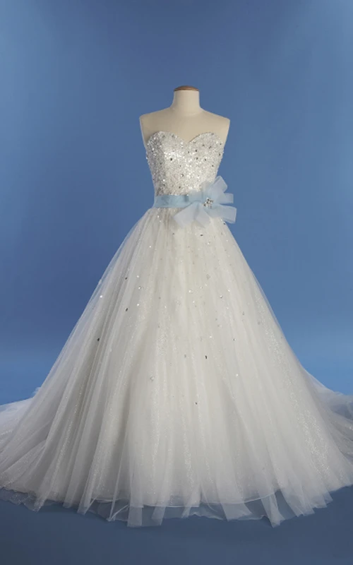Vestido romántico de tul sin tirantes con corsé de encaje y cuentas.