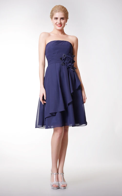 Vestido de gasa sin tirantes hasta la rodilla con estampado floral y drapeado lateral.