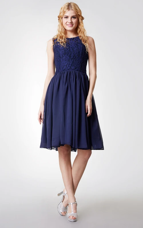 Glamouröses, knielanges Chiffonkleid mit Rundhalsausschnitt, Falten und Satinschärpe.