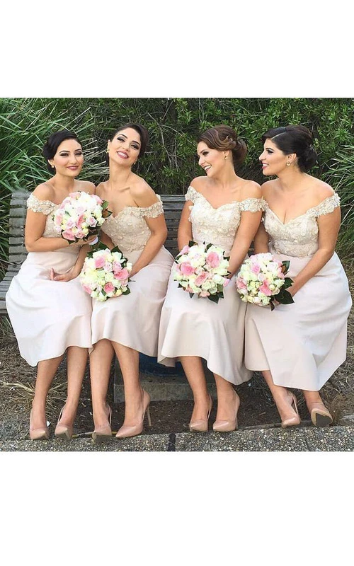 A-Linien-Kleid aus Chiffon und Spitze, knielang, schulterfrei, mit Applikationen, Blumenmuster und offenem Rücken.