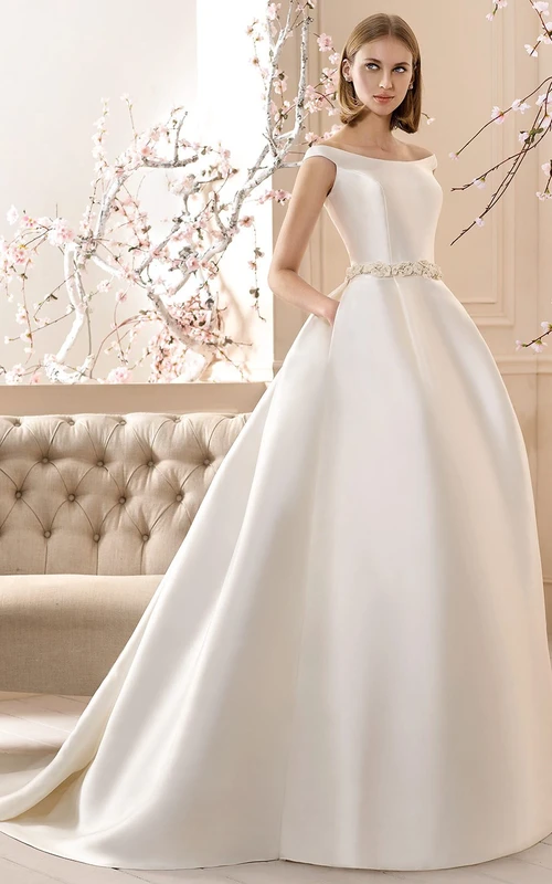 Robe de mariée maxi trapèze en satin ornée de bijoux, épaules dénudées