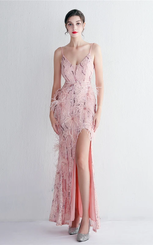 Robe de soirée longue en laine importée, élégante et cintrée, ornée de perles et de détails floraux.