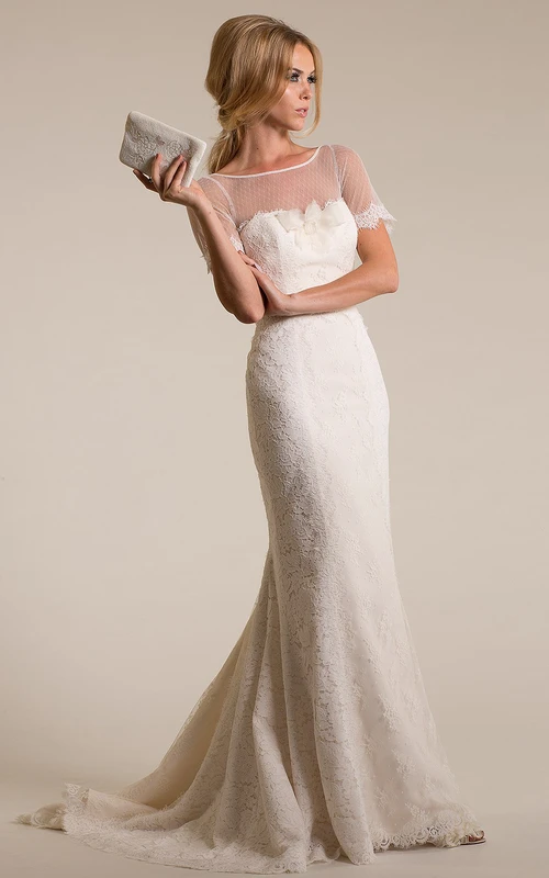 Robe de mariée fourreau en dentelle, manches courtes, col rond, dos nu en V profond, ornée d'une fleur, avec manches courtes et manches courtes.
