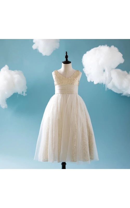 Robe de bal empire sans manches en tulle à col en V, ornée de sequins et de bandages.