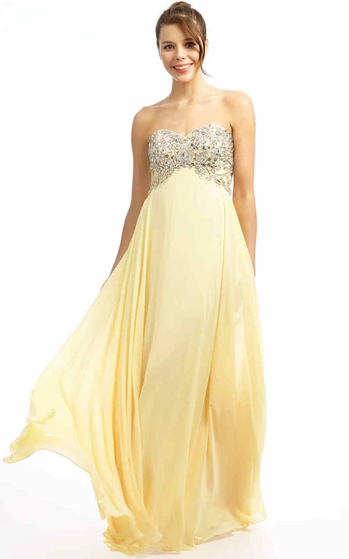 Robe de bal fourreau en mousseline de soie empire sans manches, décolleté cœur et ourlet fourreau orné de perles, longueur au sol.