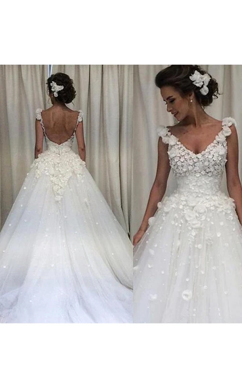 Vestido de novia de primavera con escote en V, apliques florales 3D, espalda descubierta y cola larga.