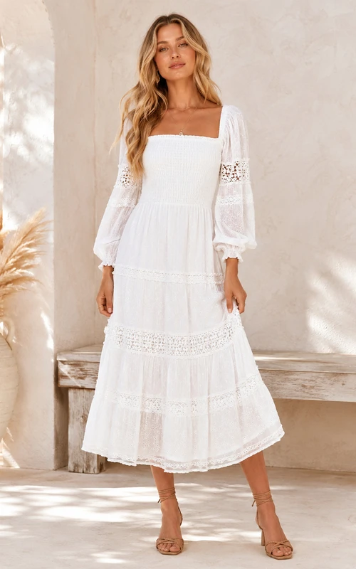 Weißes Midikleid aus böhmischer Spitze mit eckigem Ausschnitt, Glockenärmeln und Stufenrock, aus Spitze, im Boho